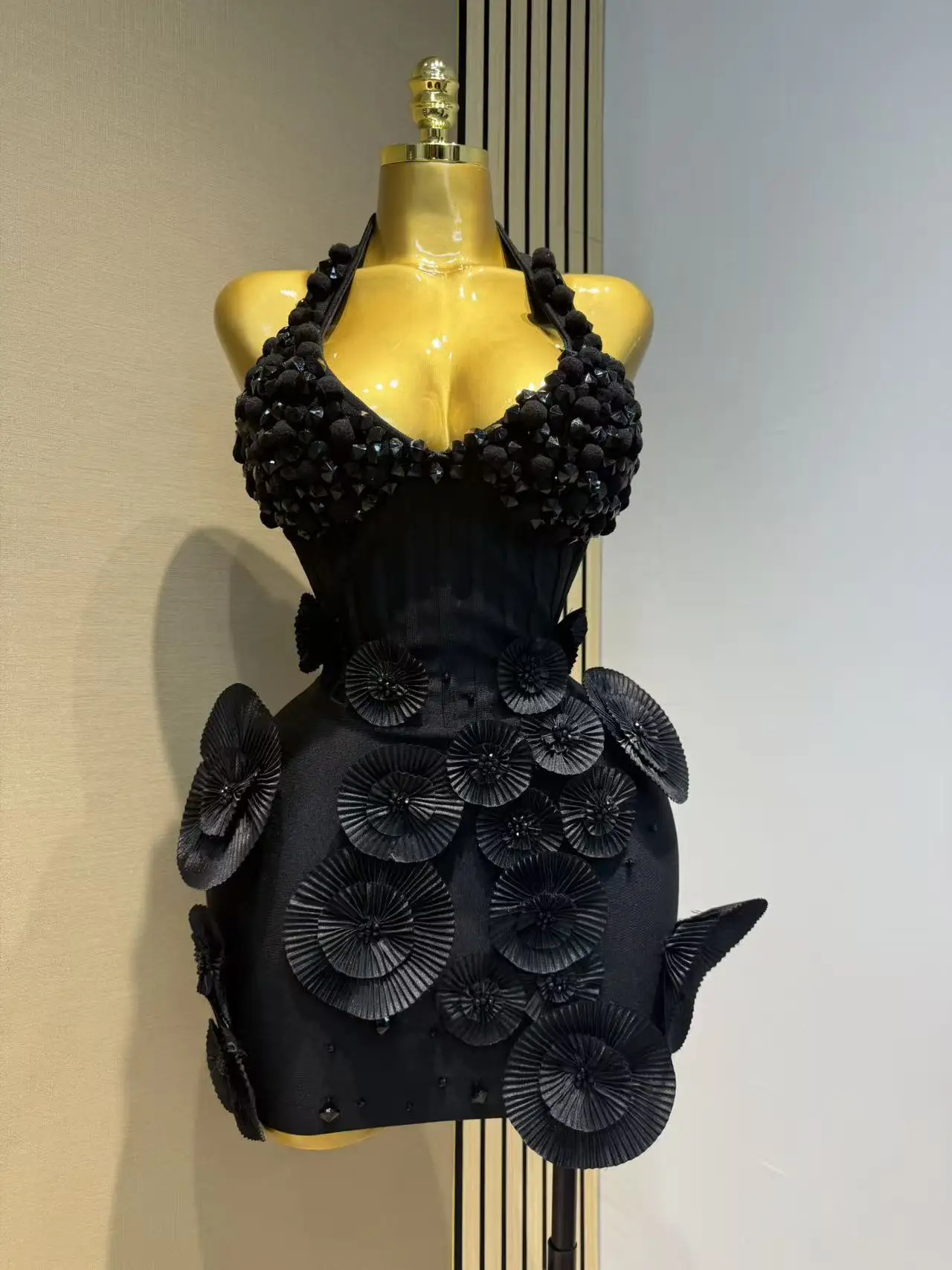 robe-de-soiree-avec-un-decollete-orne-de-cristaux-et-de-pompons-en-fourrure-design-elegant-et-sexy-la-face-avant