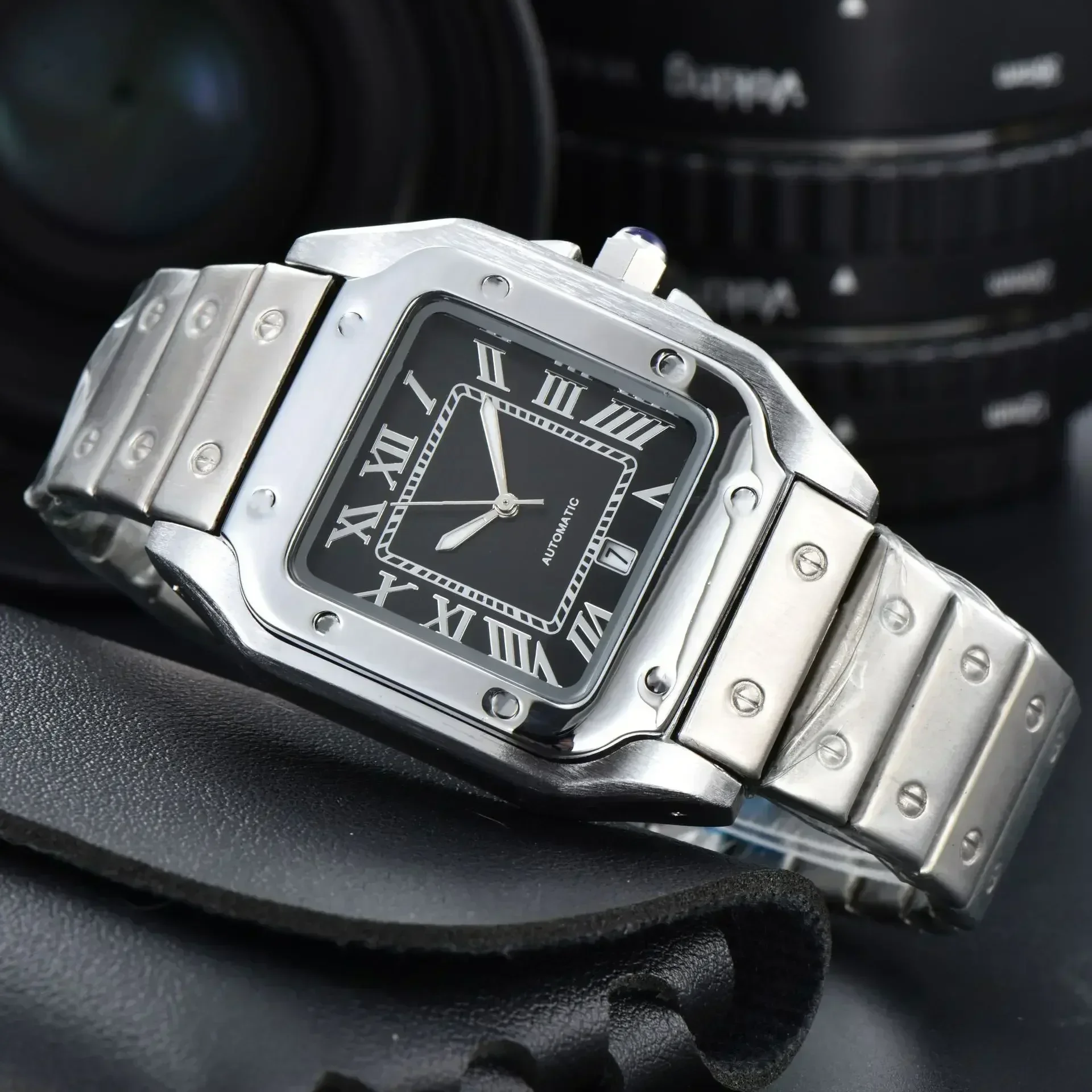 تتميز ساعة توقيت كوارتز مربعة من الفولاذ المقاوم للصدأ للرجال لعام 2025 على ساعة عرض تقويم أنيقة وسخية متعددة الوظائف