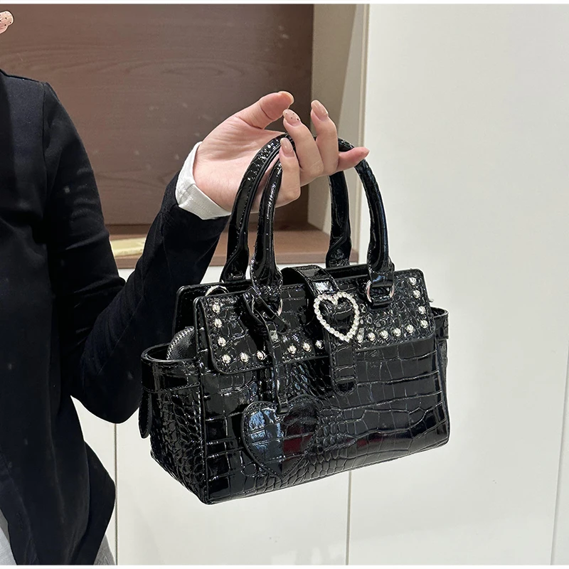 Damenhandtasche mit Krokodilprägung, Y2k Mädchen Exquisite Umhängetasche, Einfarbige Vielseitige Tragetasche mit Herz-Dekor – Detail 7