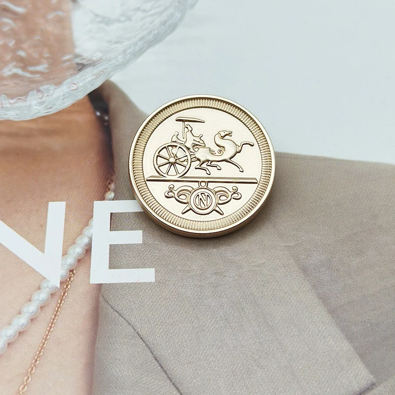 

Высококачественная круглая металлическая пуговица для пальто и ветровок, декоративная шерстяная пуговица, модная, универсальная, большого размера, из цинкового сплава, матовая.