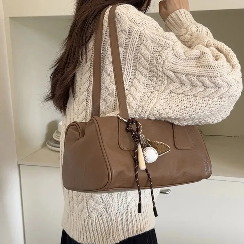 กระเป๋าหนัง PU ดีไซน์เรียบง่ายสำหรับผู้หญิง ปี 2025 สไตล์วินเทจ Y2K กระเป๋าสะพายไหล่ กระเป๋าถือโท้ท กระเป๋าถือสีพื้นสำหรับสุภาพสตรี