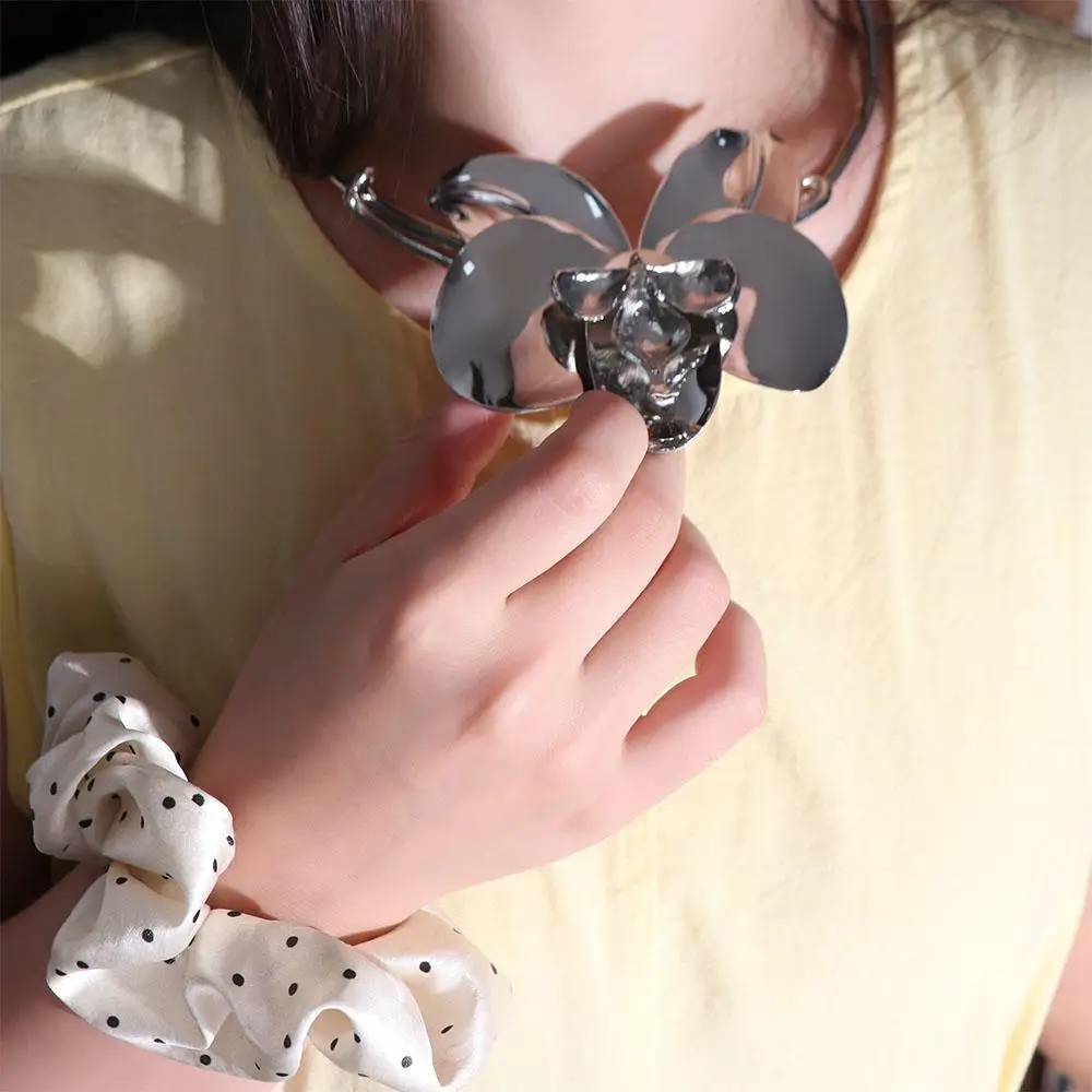 

Alloy Large Metal Flower Necklace Bohemian Statement Jewelry 3D Flowers Necklaces Silver Hanfu Exaggerated Choker Women