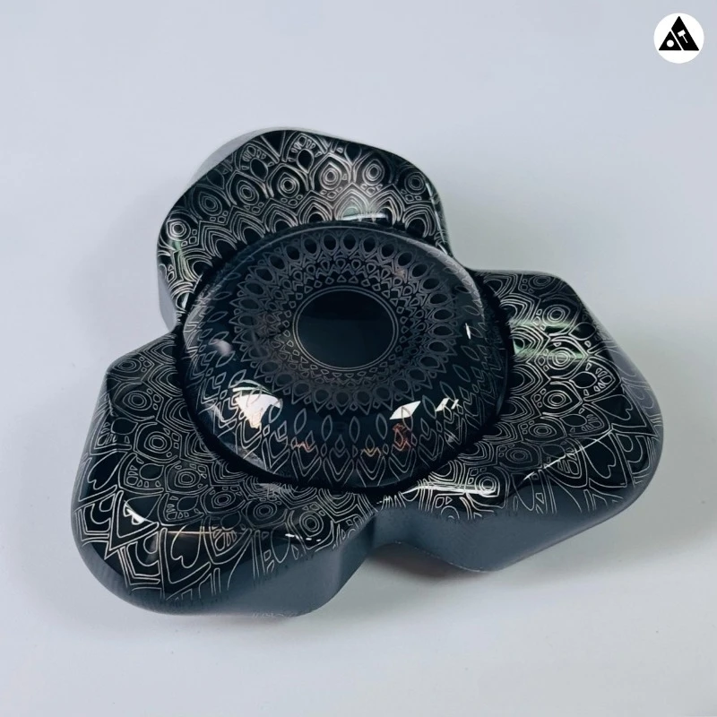 

Old Iron Daily EDC Peacock Feather Mini Three-Page Hand-Feel Mechanical Metal Fingertip Spinner Decompression Toy