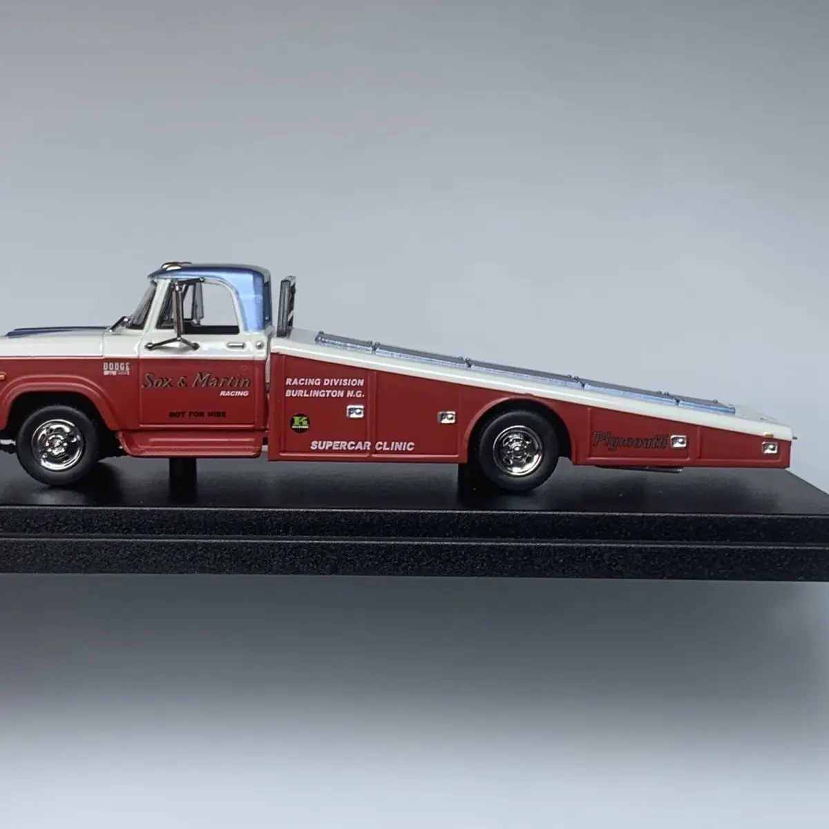 Diecast SW Maßstab 1:64 Dodge D Serie 2. Generation D300 Rampe Trailer Transporter Legierung Auto Modell Sammeln Spielzeug Geschenk Souvenir