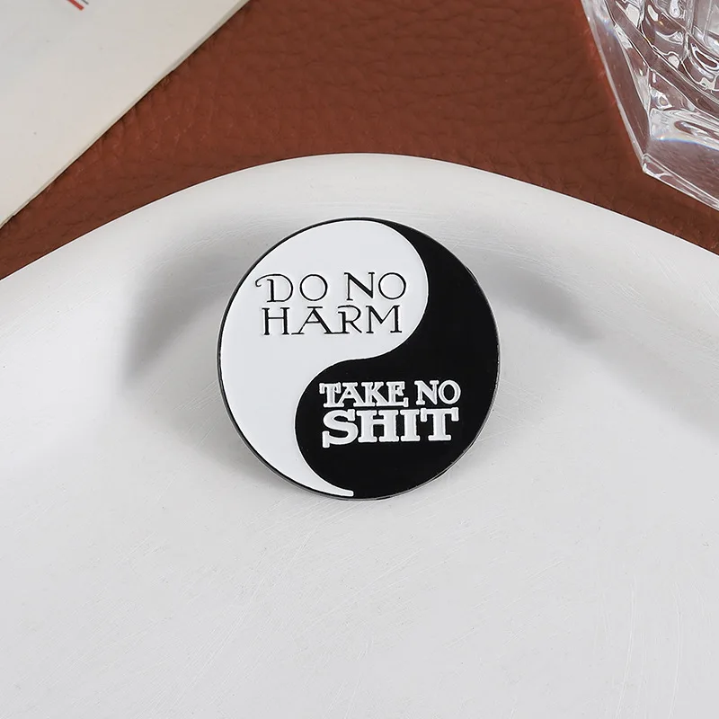 Spilla modello Tai Chi Bagua in bianco e nero, creativa, versatile, con stemma rotondo, lettere parodia, distintivo in metallo, accessori per zaino superiore