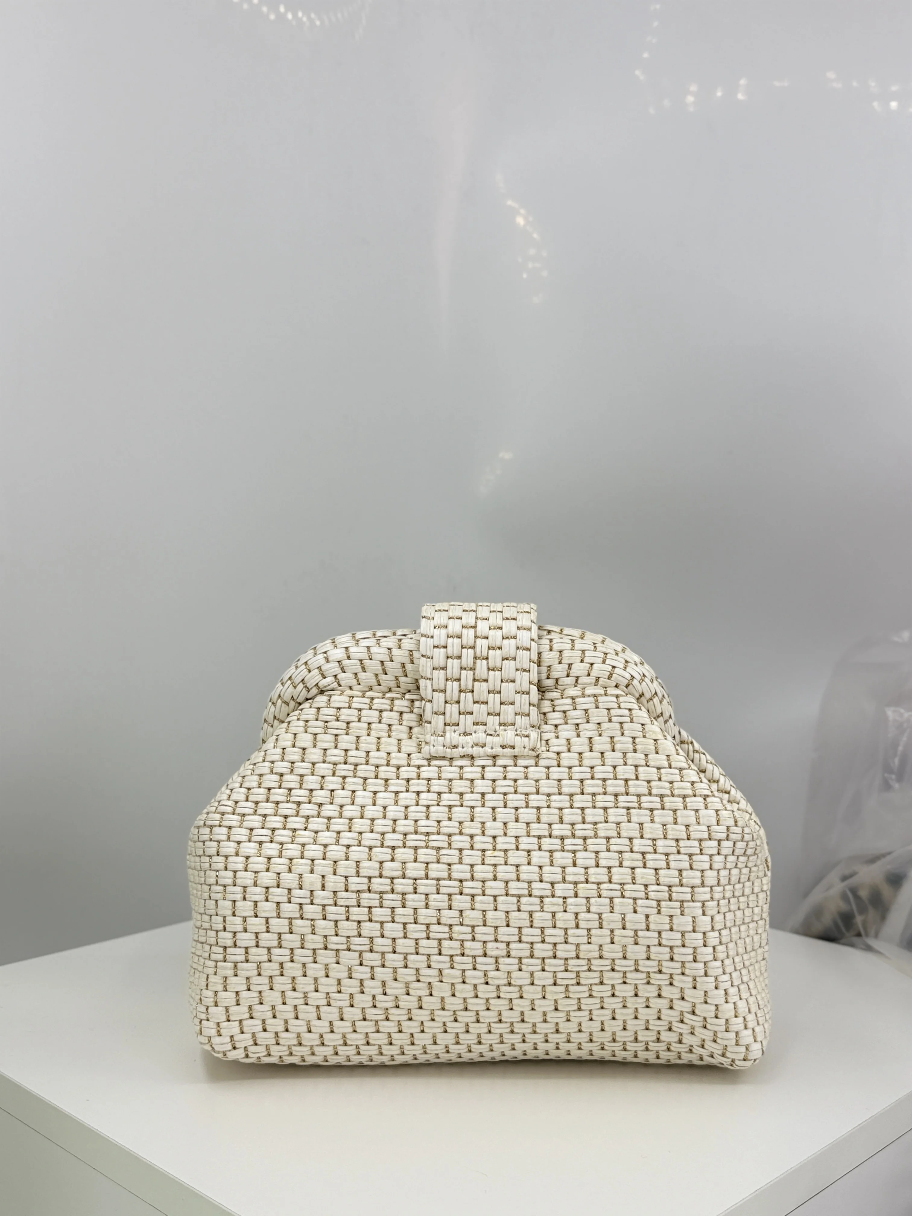 French-Style Light Luxury Hand-Woven Hard-Shell Beige Clutch Bag, Vintage Imitation Straw Large-Capacity Evening Bag for Weddings and Parties (with a Small Internal Compartment for Coins and Change) view 2