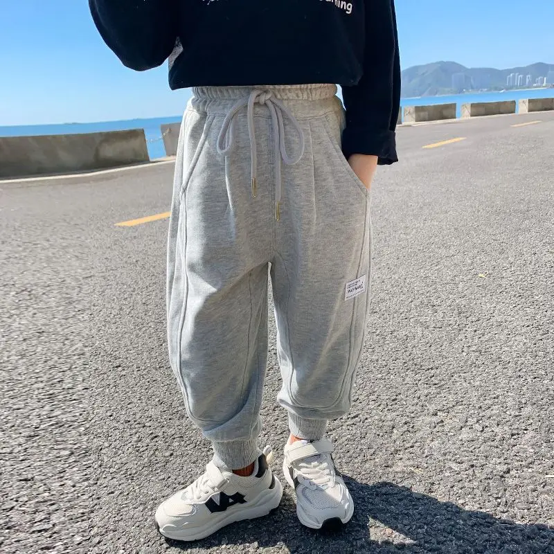 

2023 Spring New Kids Clothing Solid Color Casual Elastic Waist Spliced Pocket Trend Loose Waist Drawstring Cotton Boys Sweatpant