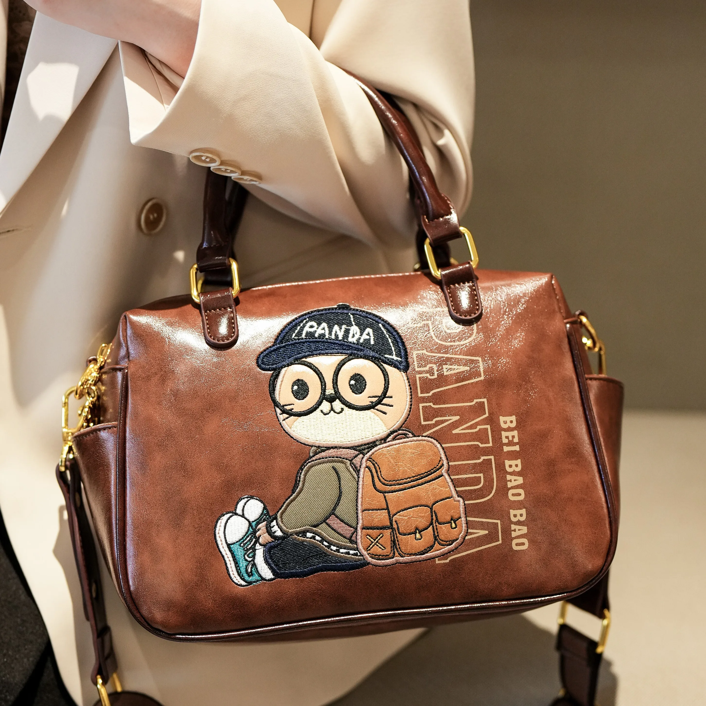 

Женская сумка-тоут с вышивкой, новинка 2026 года, стильная, высококачественная, с мультяшным медведем, для повседневного использования, через плечо, люксовая сумка-кроссбоди