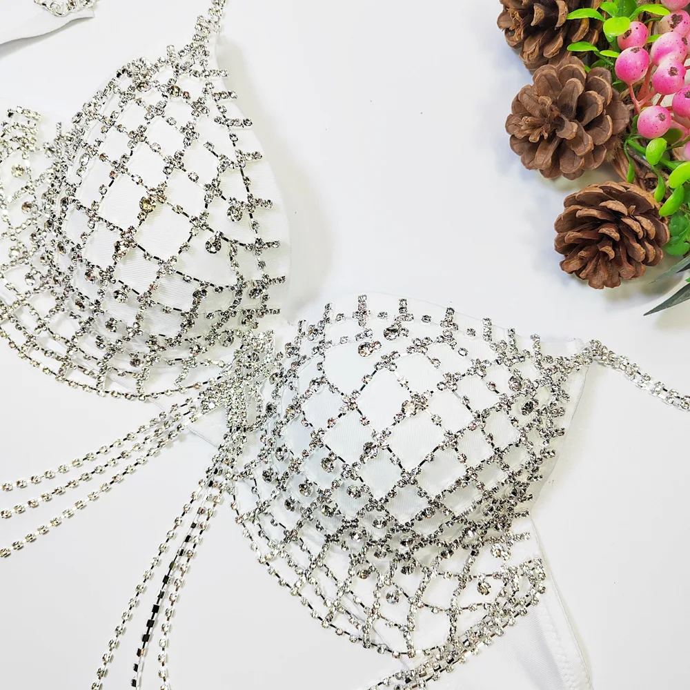 เสื้อครอปสายเดี่ยวรัดรูปประดับเพชรเทียม แต่งพู่โซ่ แนวเซ็กซี่ สไตล์คอร์เซ็ท เปิดหลัง โชว์หลัง เหมาะสำหรับงานปาร์ตี้กลางคืน สาวฮอต