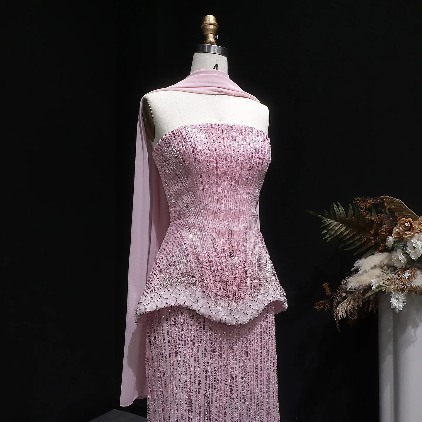 Sharon Said Luxuriöses Dubai-Orangefarbenes Abendkleid mit schweren Pailletten und Perlenstickerei 2026, trägerloses Kleid mit Schal, arabisches Party-Ballkleid SS560, maßgeschneidert – Detail 17