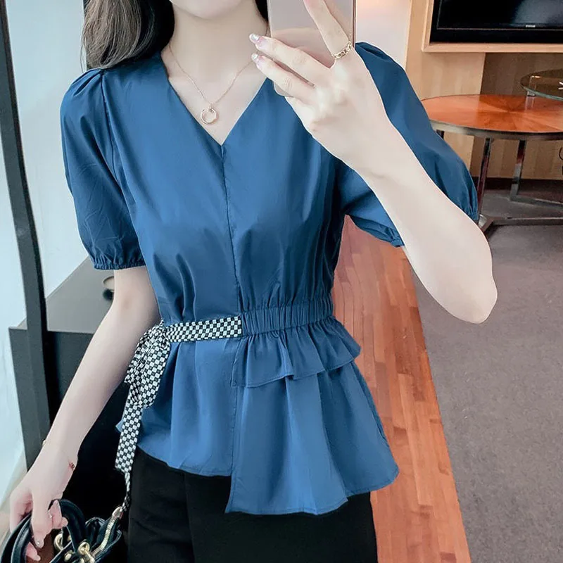 Blus Balutan V-Neck Ramping Warna Solid Korea untuk Wanita 2023 Kaus Elegan Tidak Beraturan Sambungan Ruffle Mode Lengan Puff Musim Panas