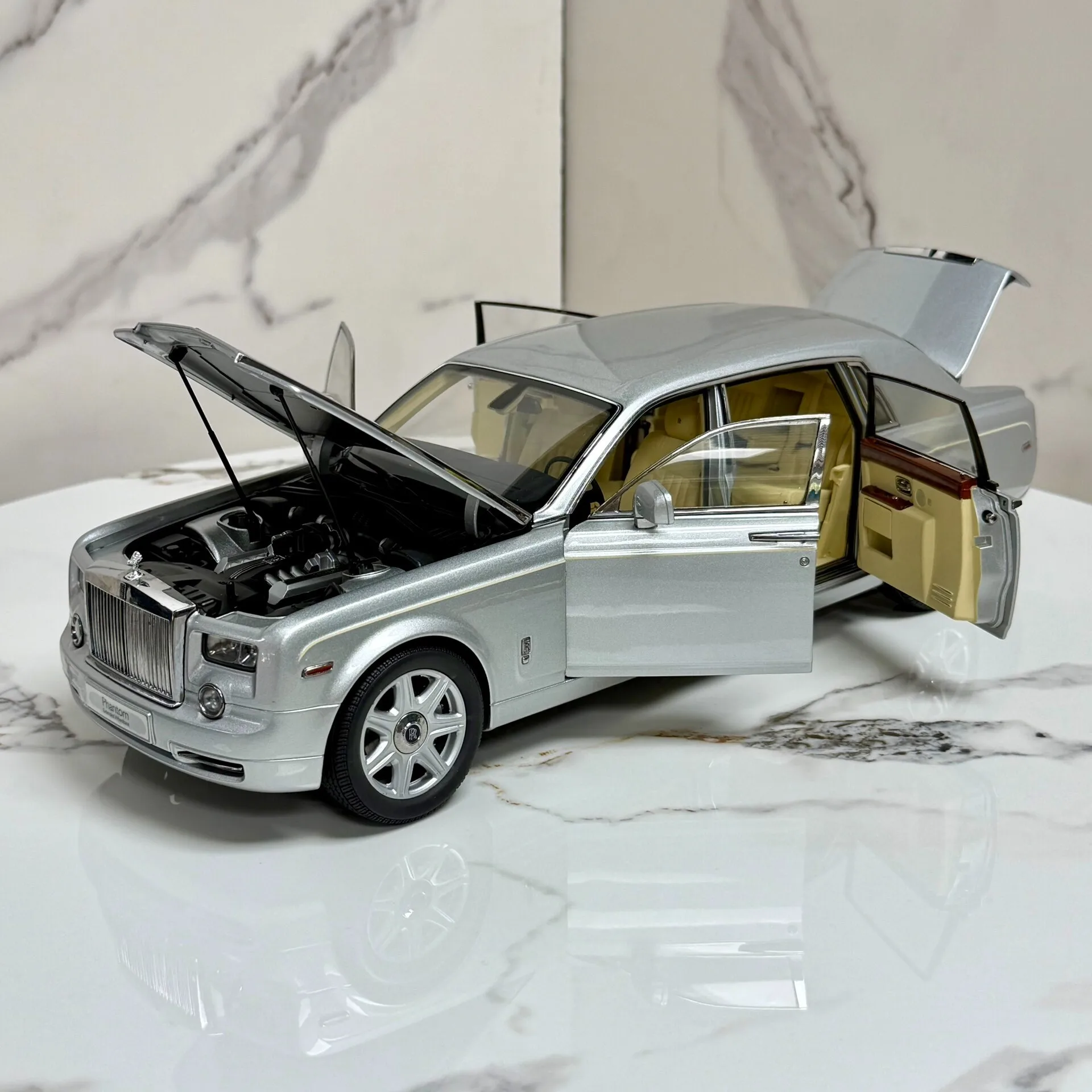 Kyosho 1:18 Rolls Phantom Extended Wheelbase Silver Simulation Limited Edition All Open Alloy Metal Static Car Model Toy Gift