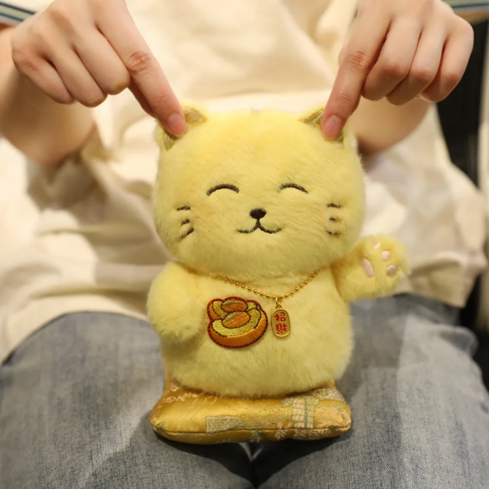 Com colar de pelúcia gato da sorte ornamento recheado coleção gato da sorte brinquedo de pelúcia dos desenhos animados bonito gato da sorte boneca de pelúcia presente das crianças