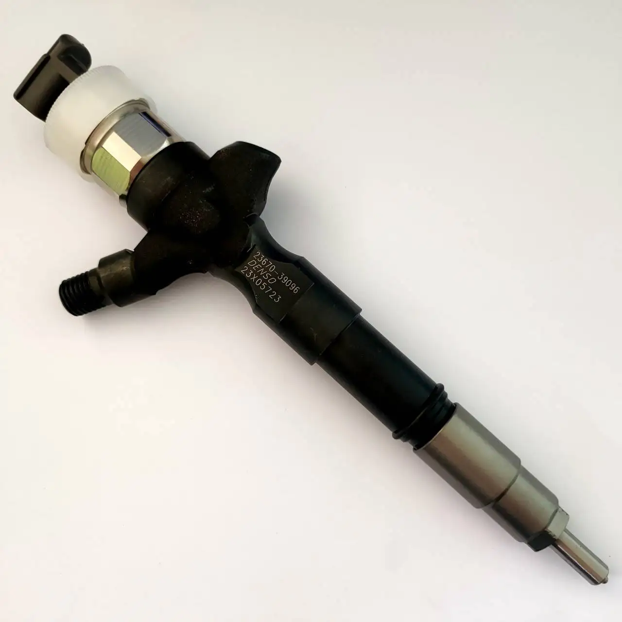 DEN SO Diesel Fuel Engine Common Rail Injector 095000-5880 095000-5881 095000-5660, 23670-30050 23670-39096 23670-39095 For TOYO