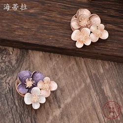 New High-end Enamel Plum Blossom Magnetic Brooch, Fashionable And Versatile, Women's Out Of Town Party Brooch