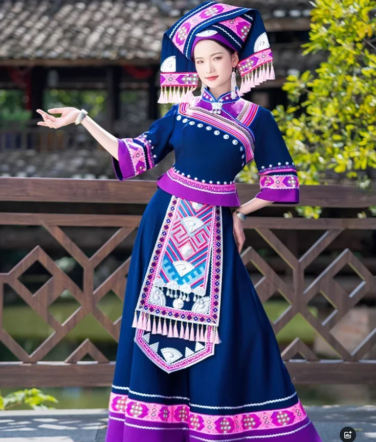 Set di abbigliamento tradizionale ricamato da donna cinese Guangxi Zhuang