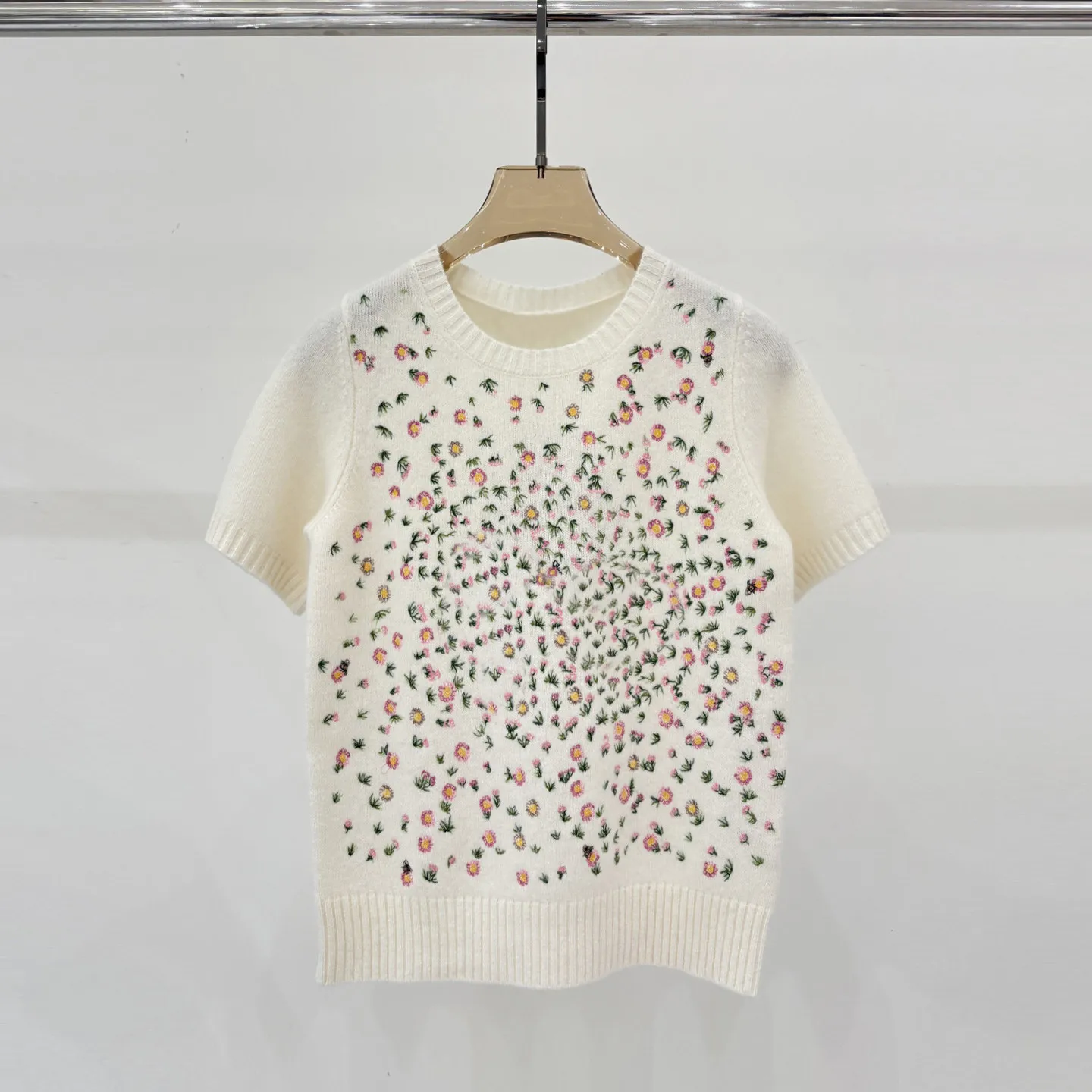 

Женская трикотажная футболка с цветочной вышивкой во французском стиле, коллекция Весна-Лето 2026