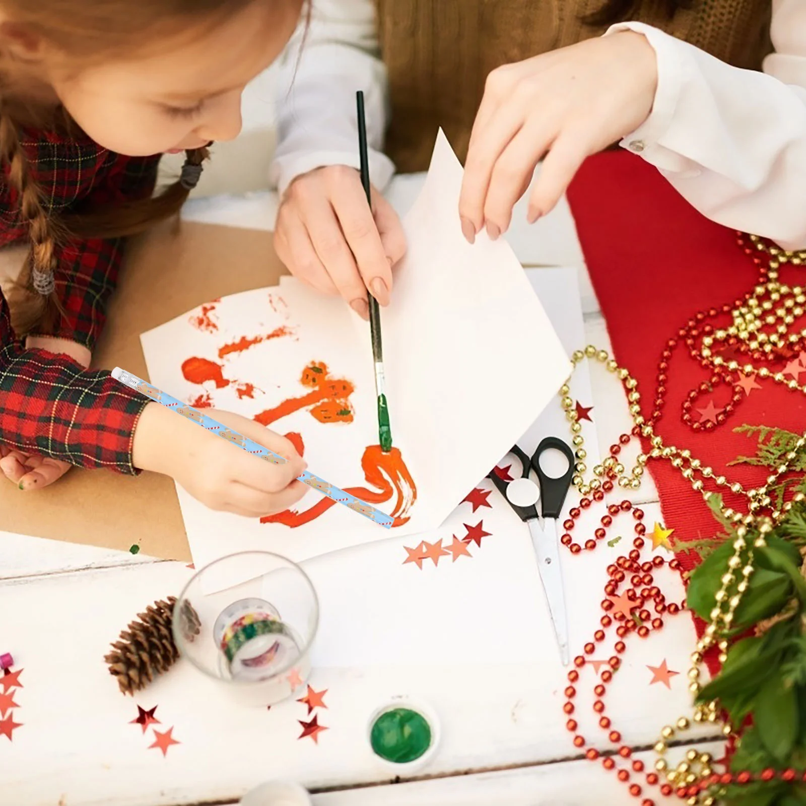 Matita natalizia Gli studenti di Halloween che scrivono bomboniere natalizie a strisce utilizzano bambini portatili