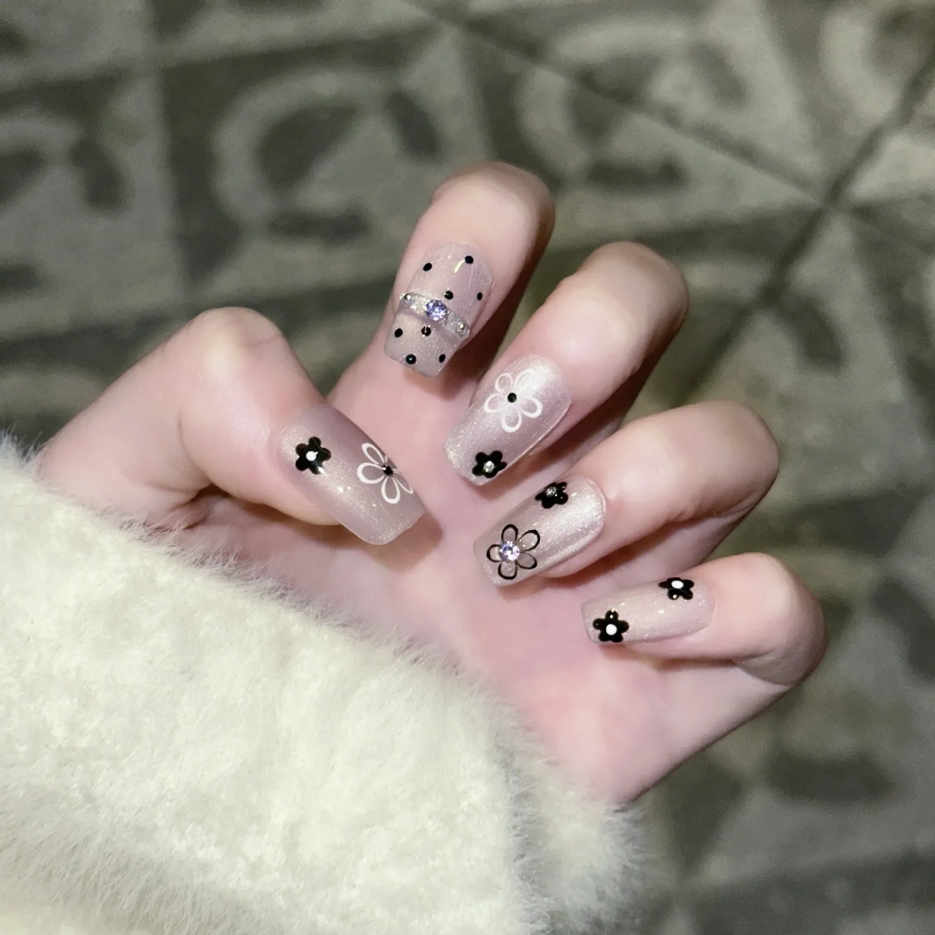 

10pcs/set Pure Handmade Fake Nails Short Summer Daily High-End Purple Hand-Painted Floral Wearable Nail Tips for Party Wedding