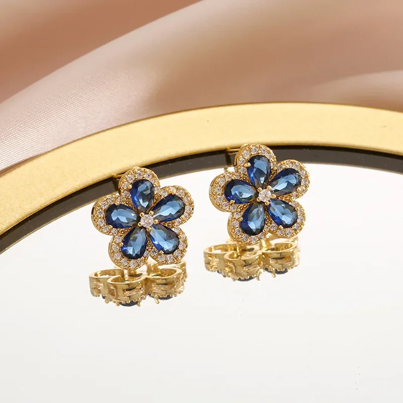 Серьги-гвоздики в стиле ретро с синим цирконом - это модные, индивидуальные и элегантные 9527