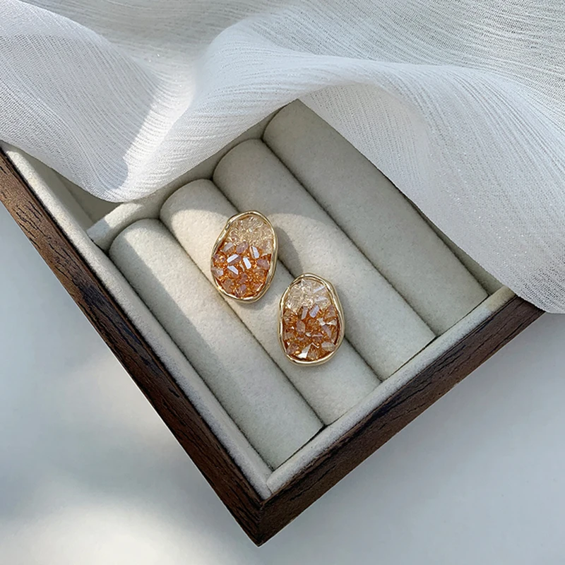 أقراط من الذهب عيار 18 قيراط، وأقراط ذهبية بلون الزركون الشمبانيا، والأقراط العصرية الجديدة تحظى بشعبية كبيرة.