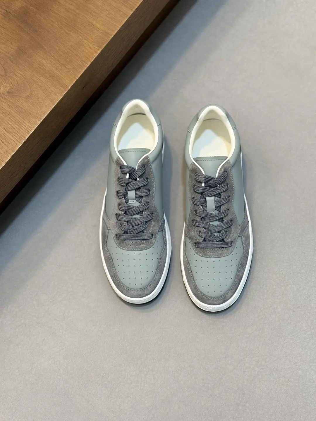 Unisex Grey Leather & Suede Low Top Sneakers Perforated Breathable Casual Shoes Flat Vintage Street Skate Footwear for Men Women