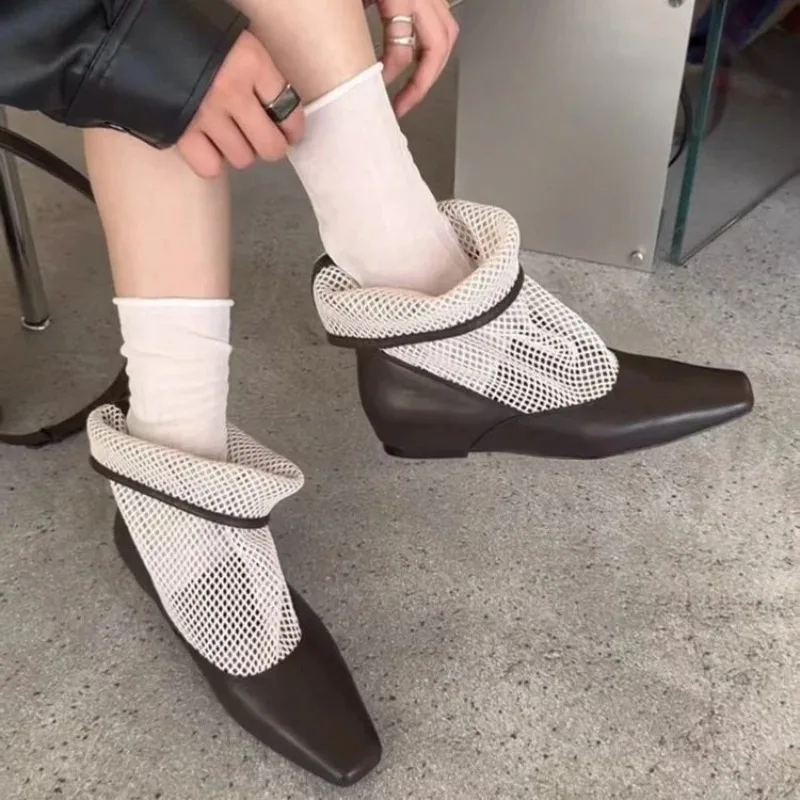 

Сетчатые дышащие охлаждающие ботинки с вырезами 2026: Новые универсальные модные ботильоны с квадратным носком, увеличивающие рост и обеспечивающие комфорт при движении