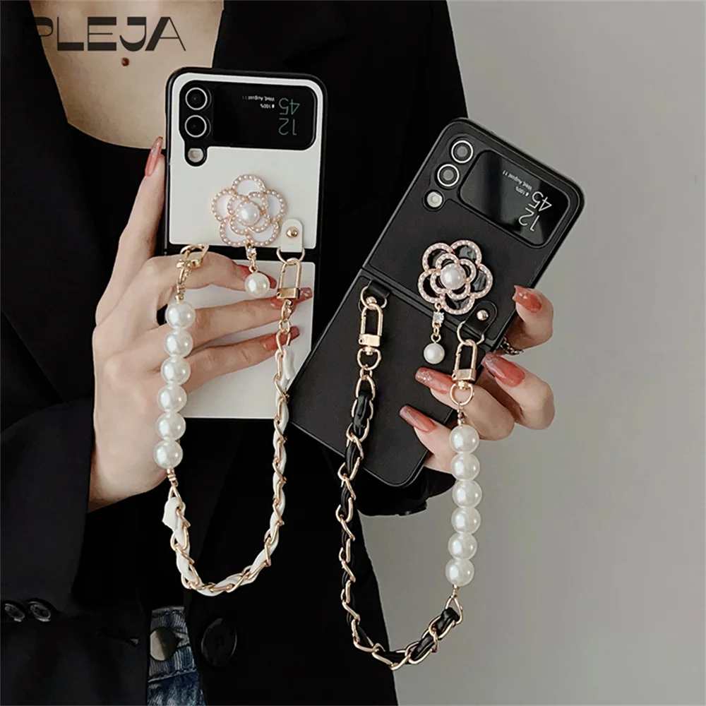 

Luxury Pearl Bracelet Chain Phone Case For Samsung Galaxy Z Flip 4 3 Flip3 Flip4 5G Korean Cute Camellia Flower Leather Cover