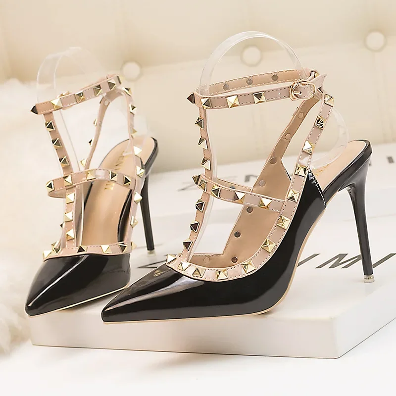 

New 10cm Women's Pumps Sexy High Black Rear Hollow Pointed Rivet Heels Patent Leather Rivet Metal Hollow Roman Fashion Sandals