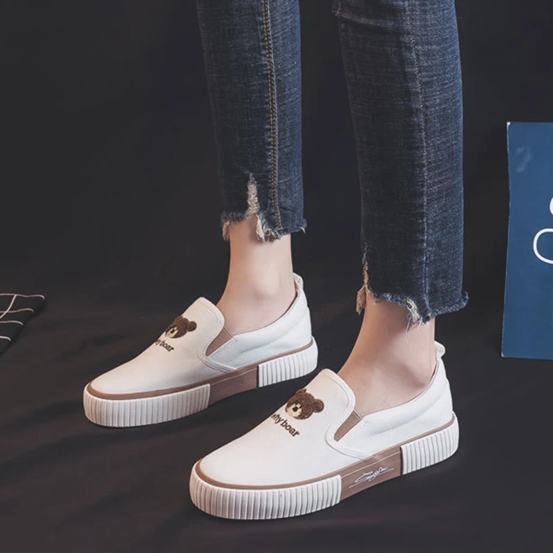 2023 donne autunno nuove scarpe di tela femminile versione coreana simpatico orso ricamo mocassini fondo piatto studente Casual bianco pigro scarpa