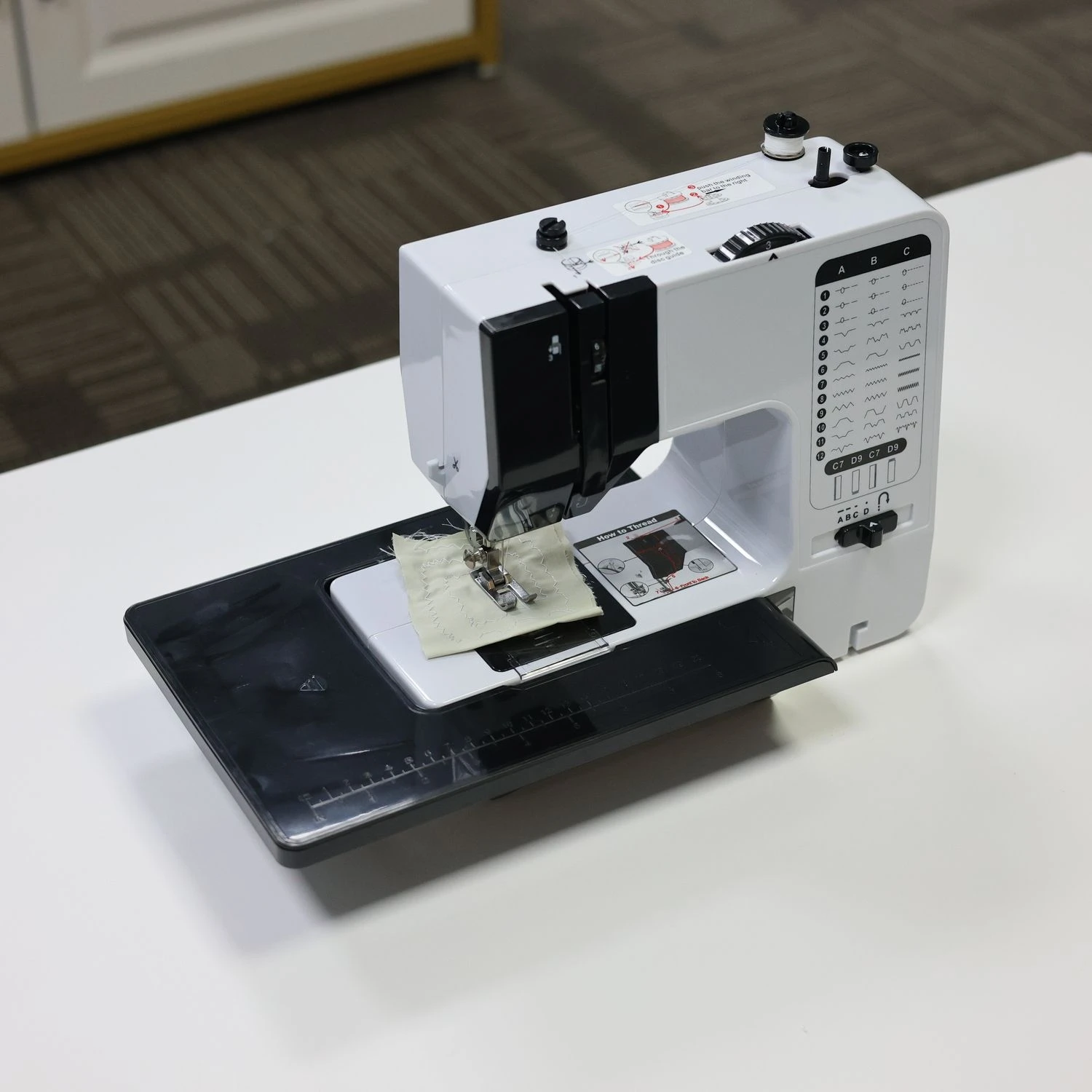 

UFR-738A Steel Body Mini Sewing Machine Home Use Multi-Function Applicable Manual Feed Typical Sewing Machine