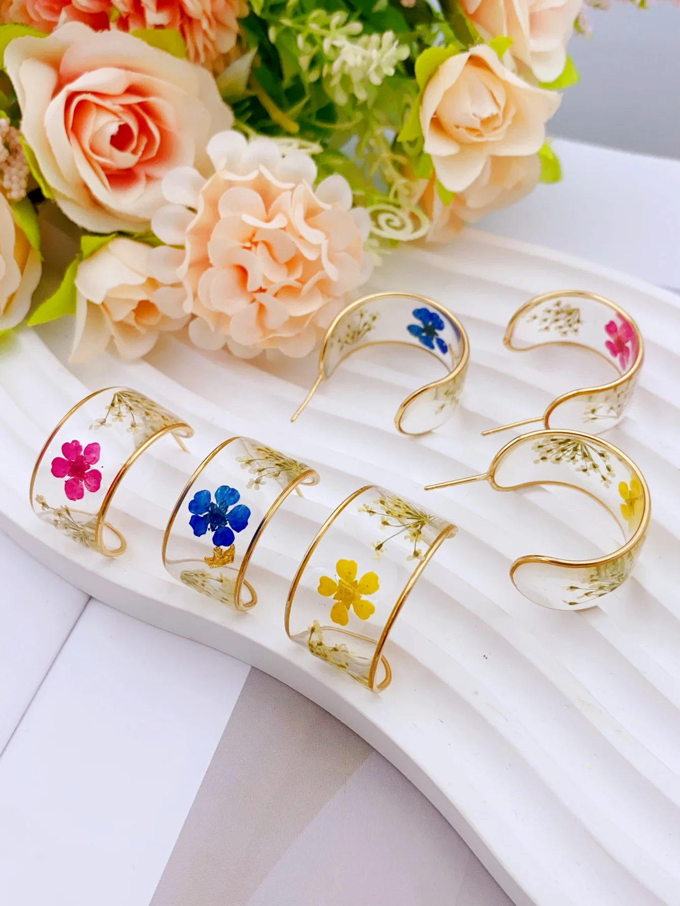 Transparent Resin Dried Flower Earrings for Women, Trendy C-shaped Floral Hoop Earrings, Perfect for Daily Wear