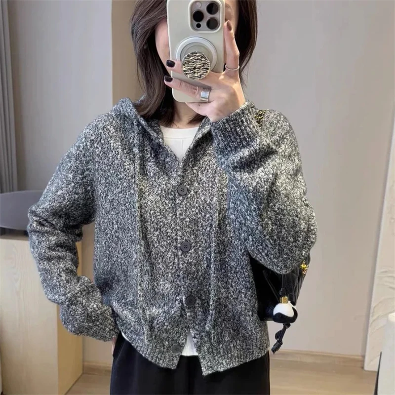 Strickjacke aus 100 % Wolle, Damen-Kapuzenpullover, modische, kurz geschnittene, gestrickte europäische und amerikanische Trend-Damenjacke mit langen Ärmeln