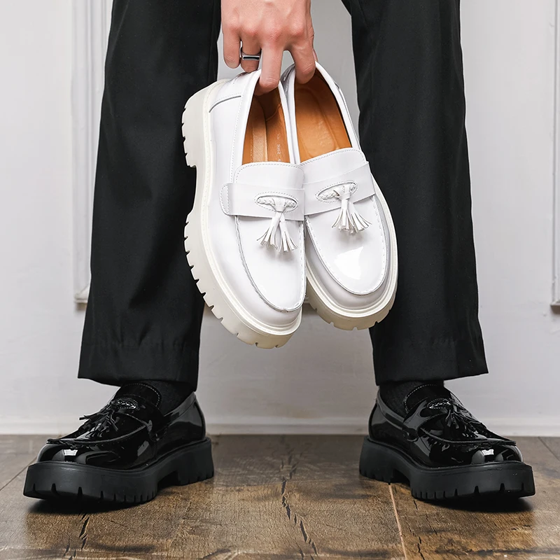 

Мужская обувь на толстой подошве. Классический стиль с кисточками. Повседневная вечеринка или работа. Мода на открытом воздухе. Уличная прогулка. Черно-белые лоферы 38-46.