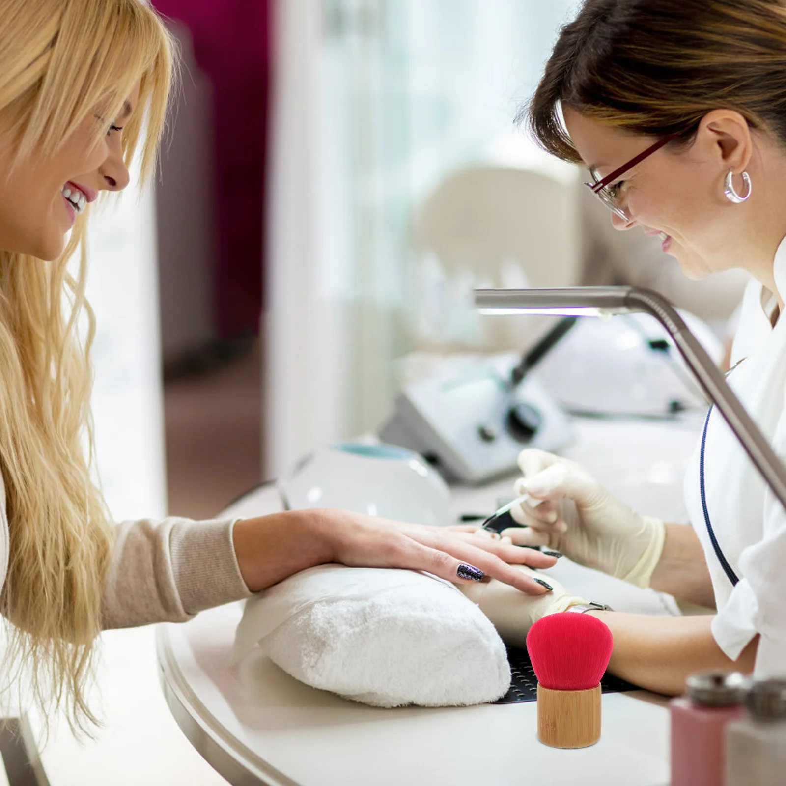 Pennello per cipria in polvere Setole morbide in fibra sintetica per un'applicazione fluida Strumento per il trucco da viaggio per la impostazione del fondotinta del fard per il viso