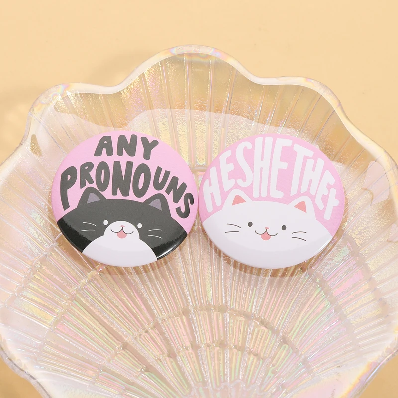 اسأل ضمائري دبابيس صفيح القط هي لها هم لهم له دبابيس التلبيب شارات الملابس LGBT مجوهرات هدية للأصدقاء #5