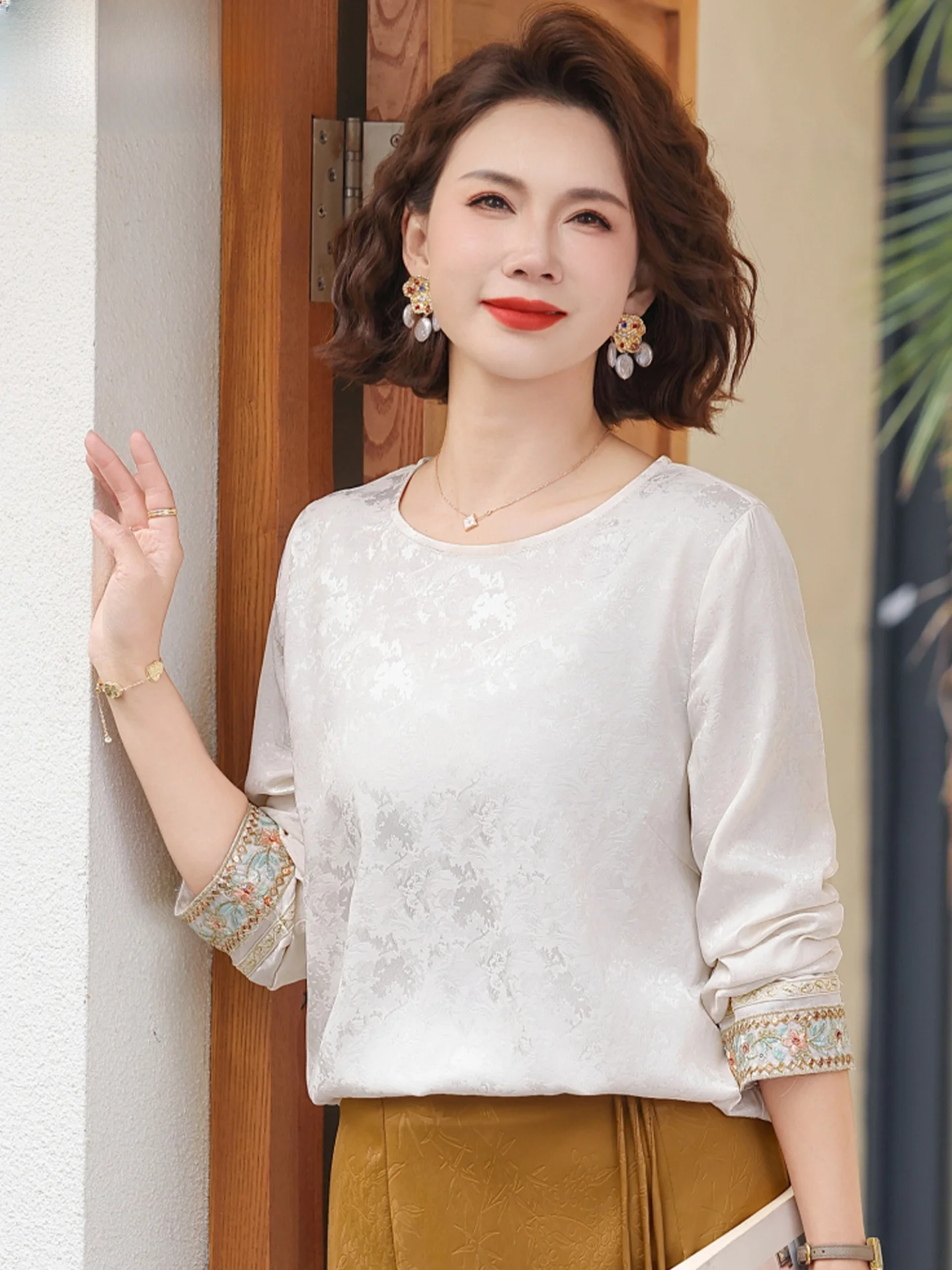 

Young Mom Spring Faion Chinese Sle Floral Embroidery Base irt Top Middle-Aged Women's Long Sve round Ne irt