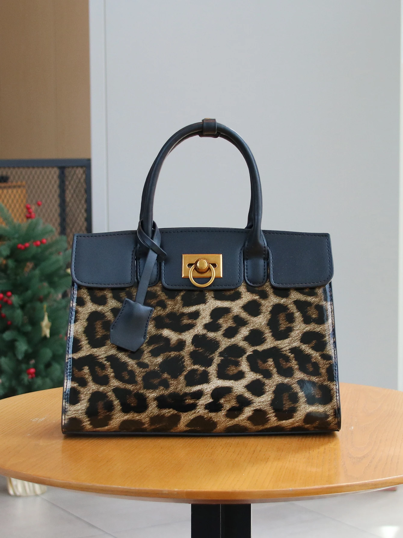 Fall/winter 2025 new luxury ladies handbag temperament patent leather leopard spice bag advanced texture matte tote bag commuter