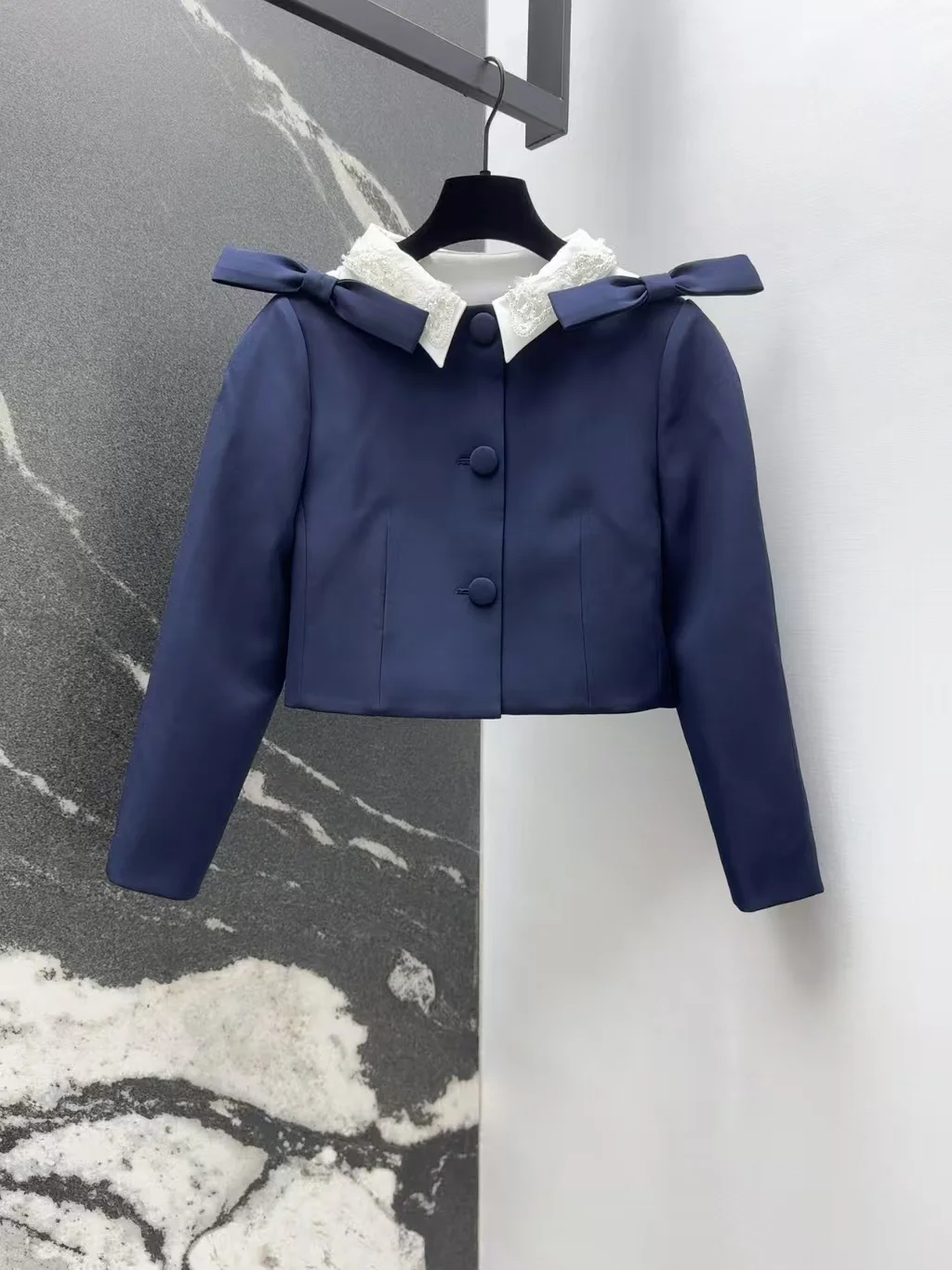 

Высококачественная новая женская короткая куртка с вышитым воротником и темно-синим бантом