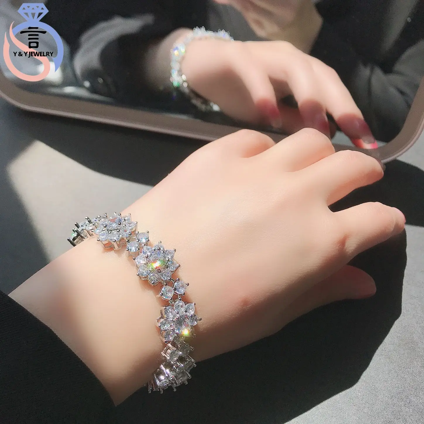 

Y&Y Europe and the United States delicate light luxury sunflower bracelet advanced sense full of zircon super flash hand jewelry