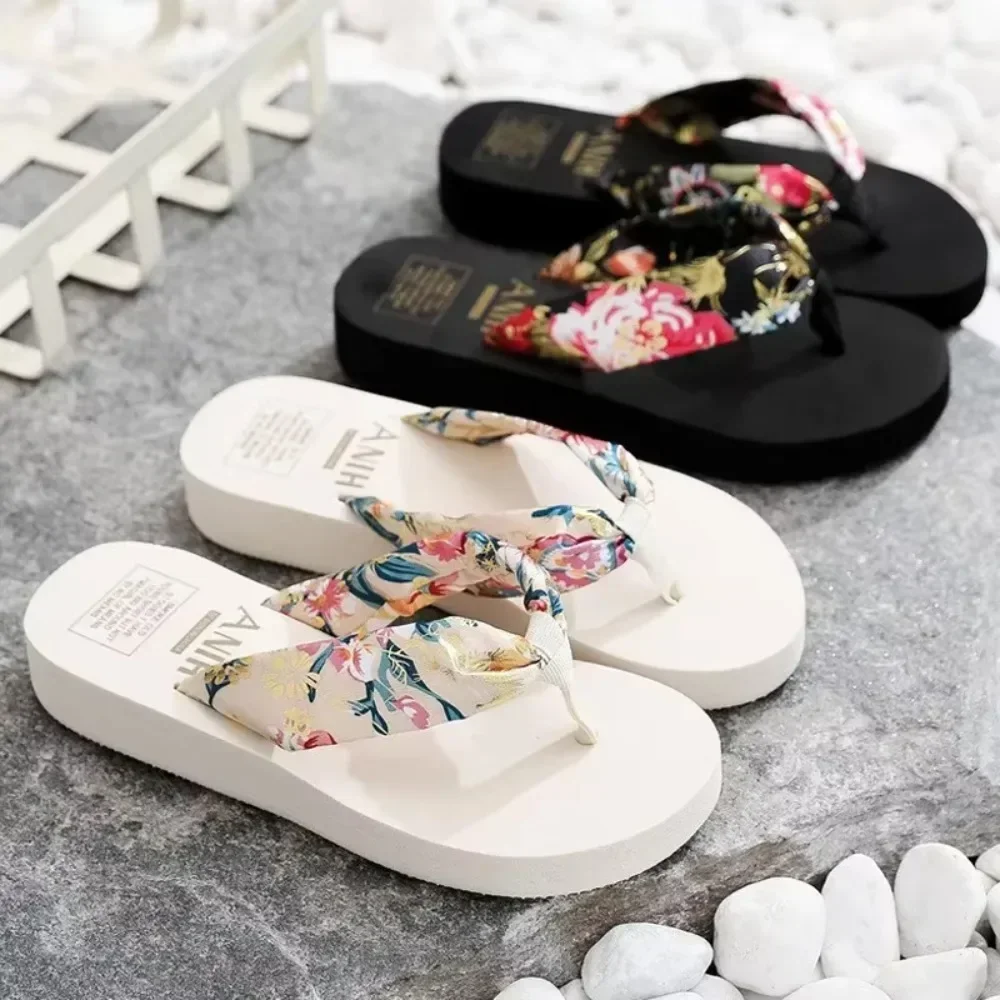 Zapatillas con estampado Floral de verano para mujer, chanclas con plataforma y correa de satén bohemio, zapatos de playa con parte inferior gruesa para exteriores, tacón grueso