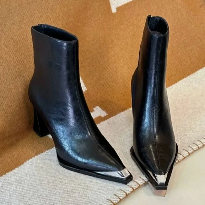 Botas de algodón de tacón grueso a la moda para mujer, botas cortas antideslizantes y resistentes al desgaste con cabeza puntiaguda de Metal y cremallera trasera, novedad de invierno