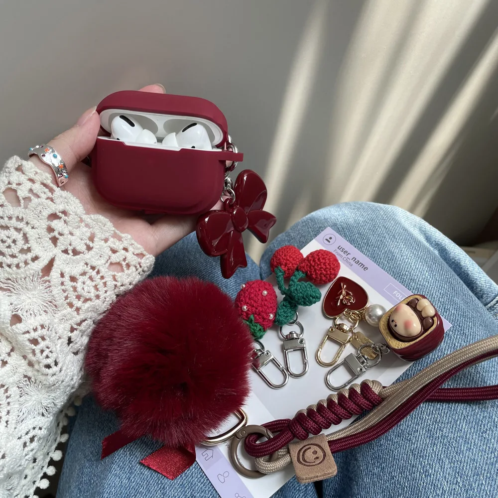 Weinrotes Silikon-Kopfhörer-Etui für AirPods 5 Pro3 2025 Hülle mit Haarball-Kirsch-Schleife Schlüsselanhänger für AirPods 2 3 4 Pro Weiche Hülle – Detail 6
