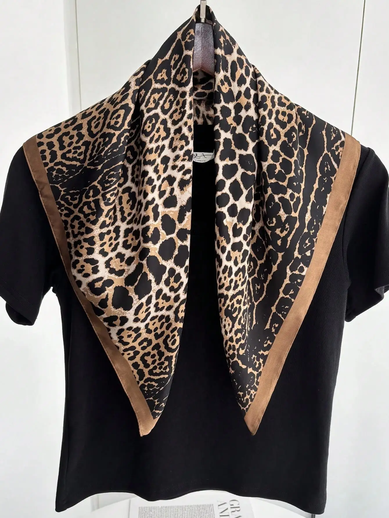 

1pc Leopard Print Headscarf Bandana, Bohemian Style Headband For Women, Fashion Hair Accessory For Daily Outfits
