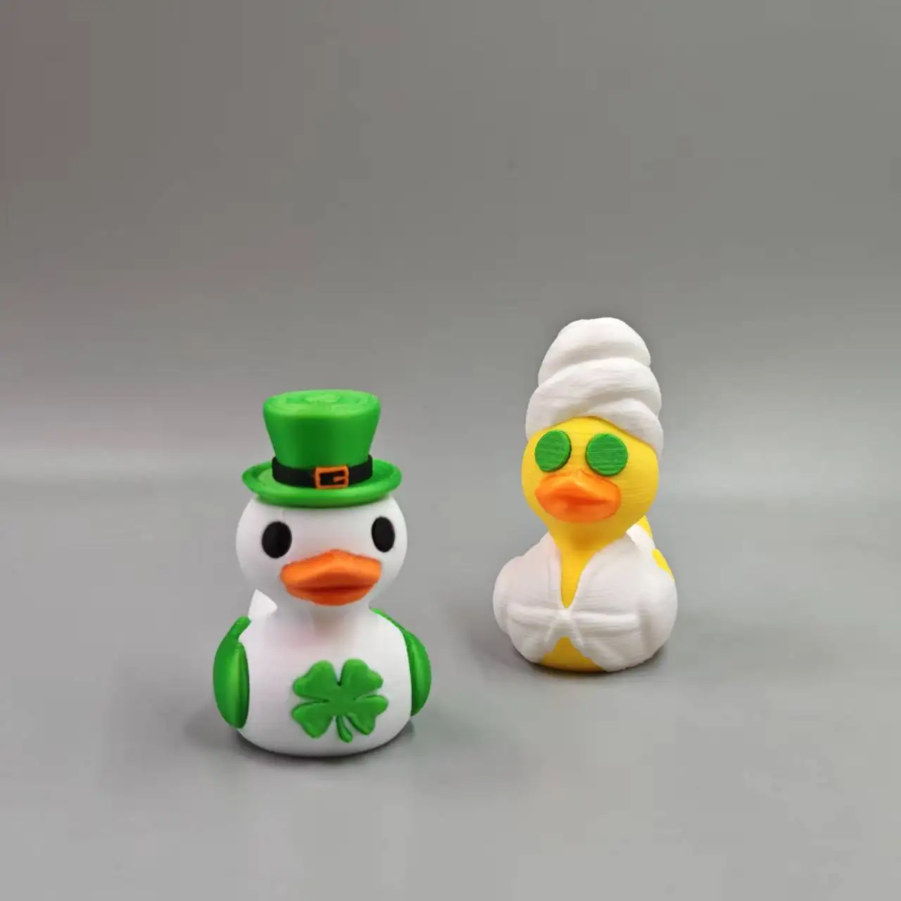 Interesting duck statue ornaments, creative design to create personalized space, suitable for holiday gifts.