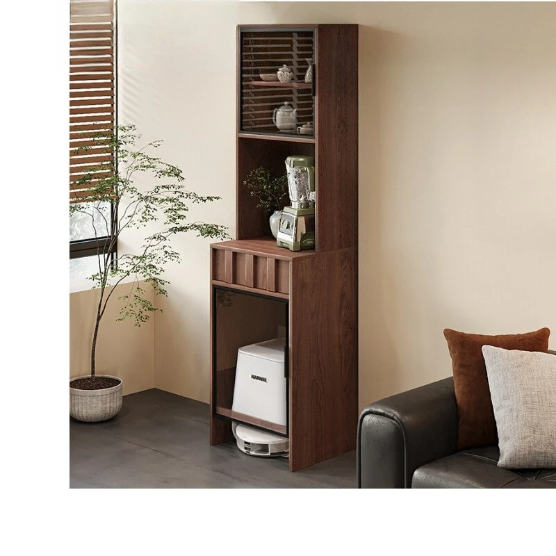 

Шкаф для хранения робота-пылесоса в средневековом стиле из массива дерева, с местом для хранения, базовой станцией и полкой для хранения над ней.