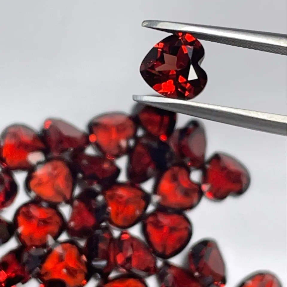 مصنع الجملة 100% شكل قلب طبيعي حقيقي أحجار كريمة من العقيق الأحمر أحجار كريمة مفكوكة مواد ذاتية الصنع للمجوهرات