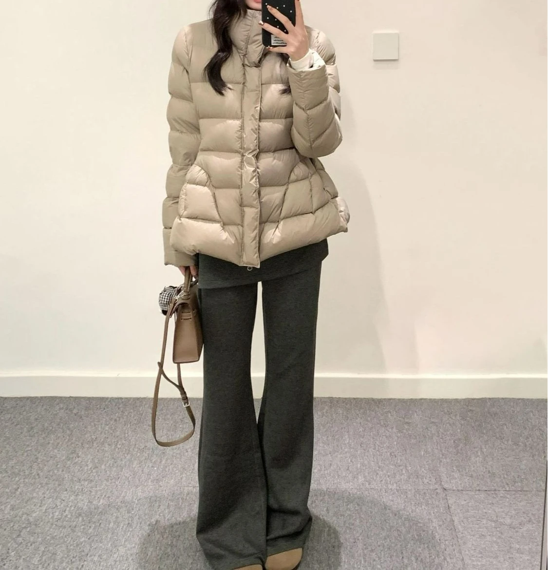 

Новинка 2025 года, короткая хлопковая куртка с воротником-стойкой и застежкой на талии для женщин, зимняя универсальная элегантная утягивающая теплая хлопковая куртка