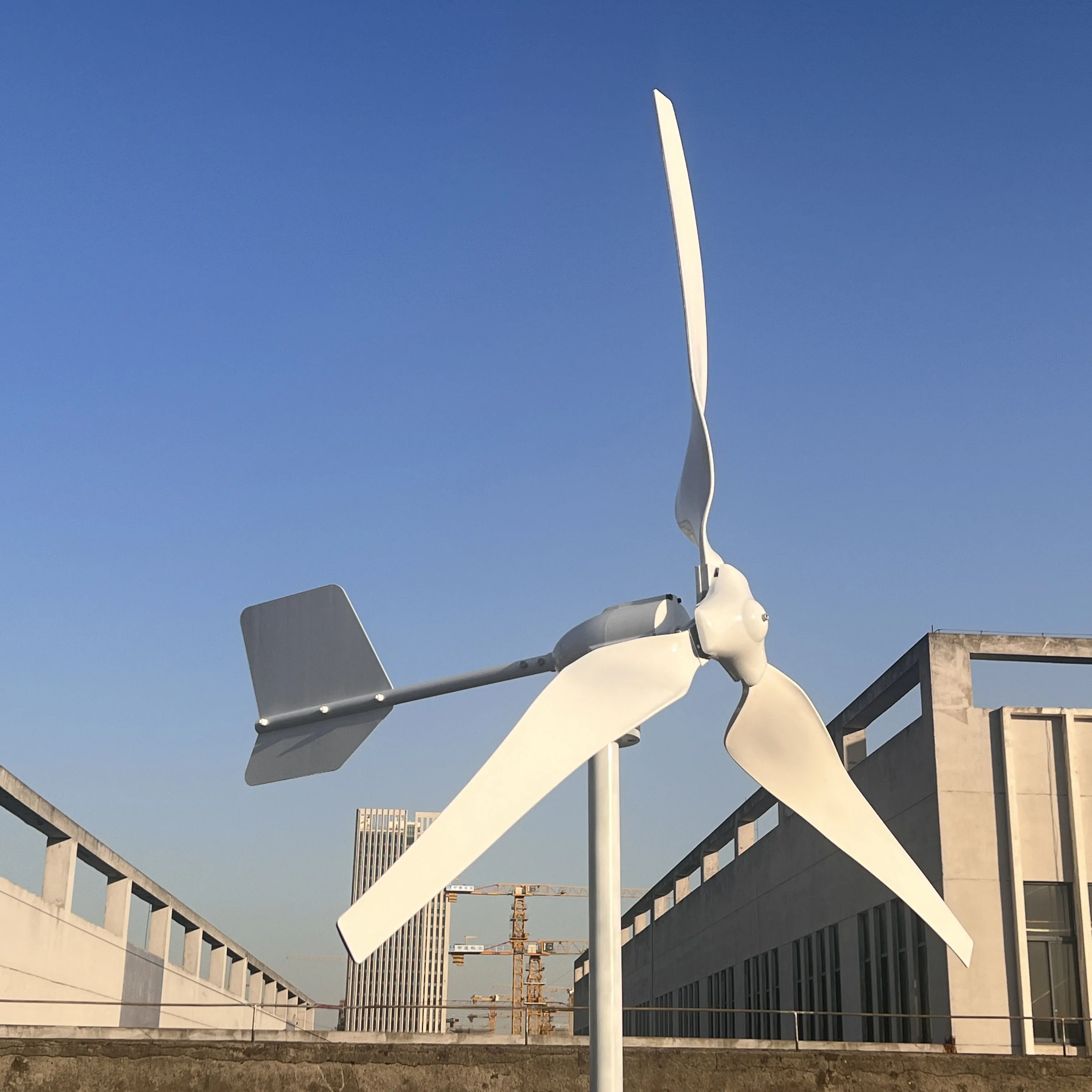 

The 10000W large-scale wind power generation system provides continuous power supply for pumped irrigation, poultry house light