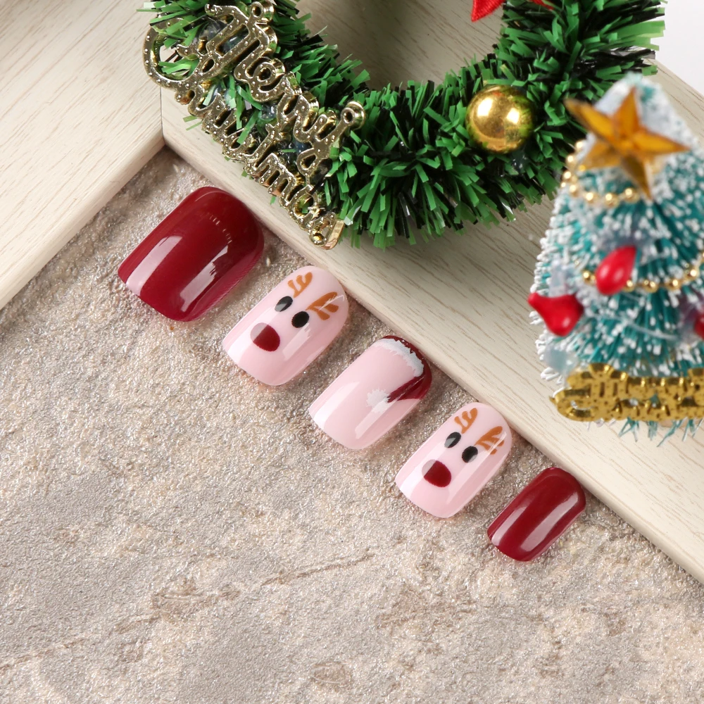 قبعة عيد الميلاد الحمراء والغزلان الصغيرة الأظافر المزيفة ، فن الأظافر القصير اللطيف ، الضغط الاصطناعي على الأظافر ، أظافر عيد الميلاد DIY ، 24 *
